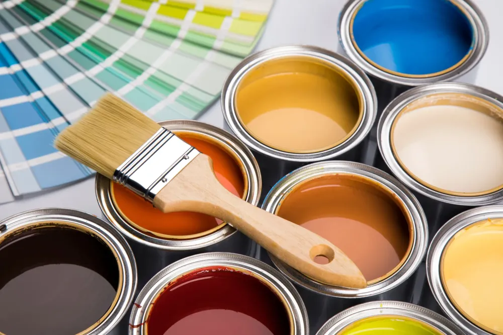 pots de peinture et nuancier