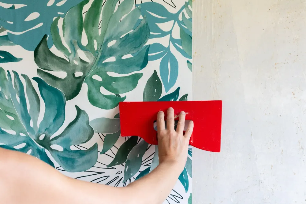 pose de papier peint à motif